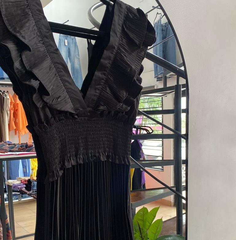 <span style="font-weight: bold;">Vestido negro satin&nbsp;</span>